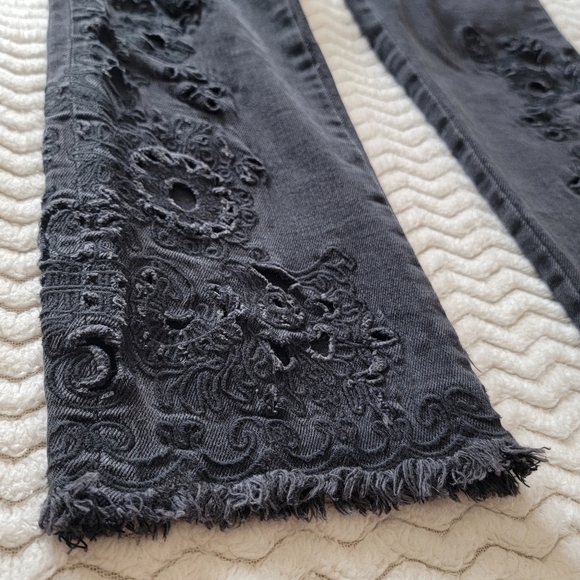 Free People Black Cutwork Mid Rise Frayed Raw Hem Straight Cut Jeans Size 26 W - Picture 10 of 11